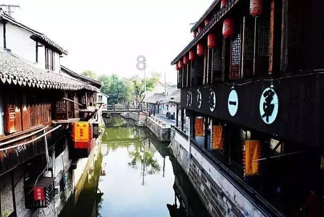 梦见人死后放管材里会笑是什么意思
